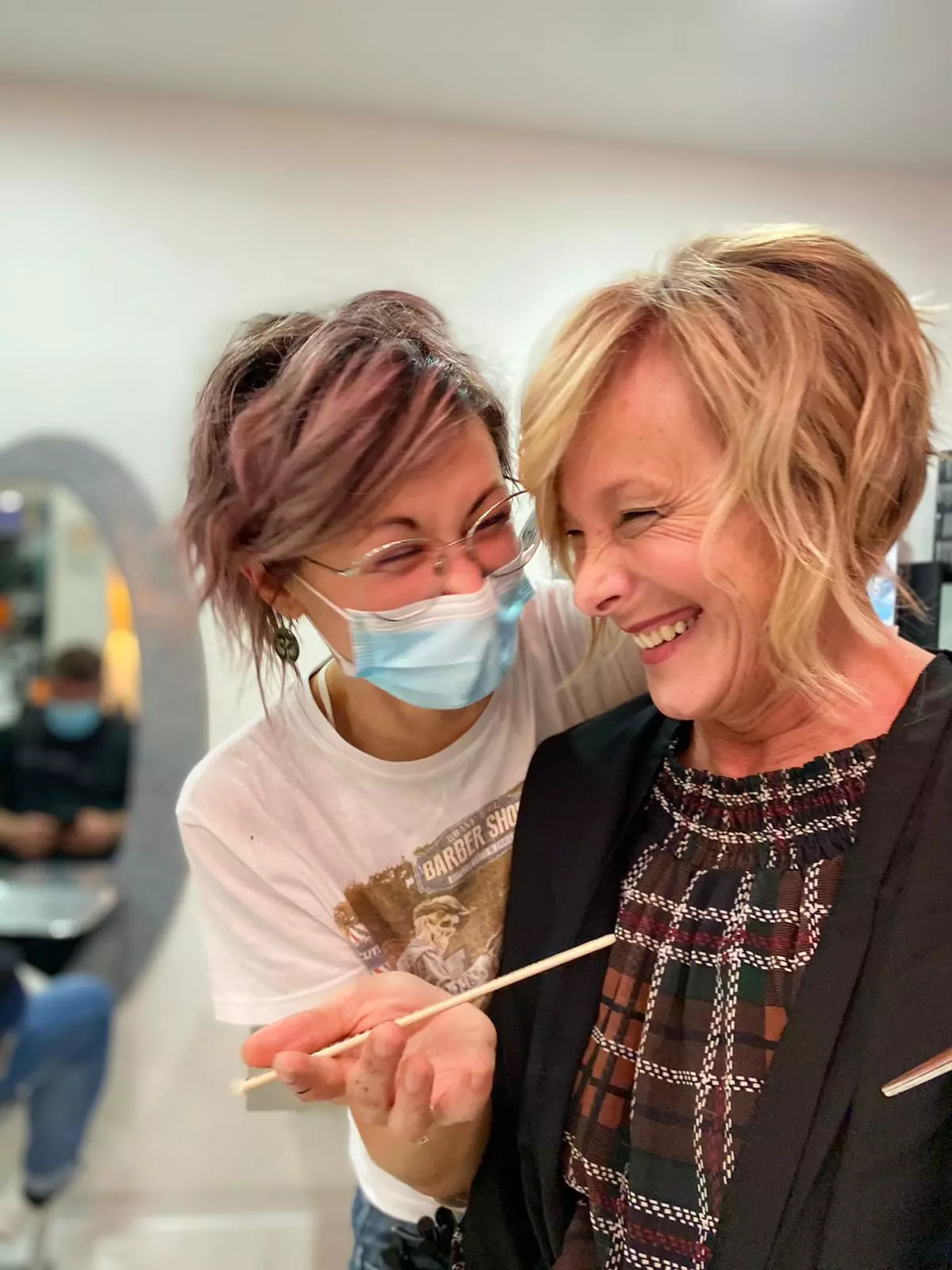 parrucchiera con mascherina e cliente donna