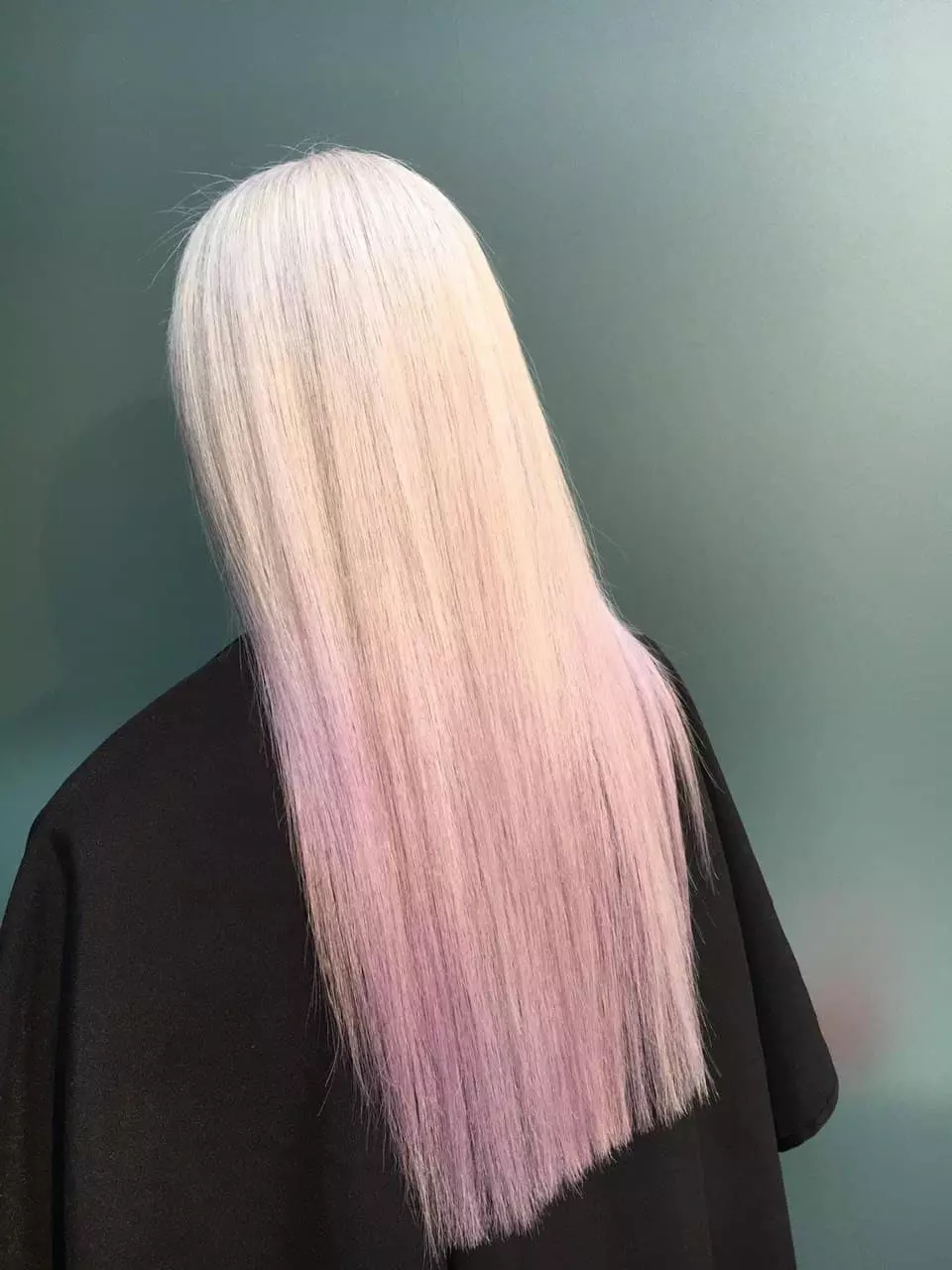 tinta bianca sfumata a rosa sulle punte, capelli lunghi in piega liscia